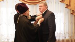 Митрополит Тульский и Ефремовский Алексий вручил главе администрации Тулы награду — Медаль Русской Православной Церкви «За милосердие и благотворительность».