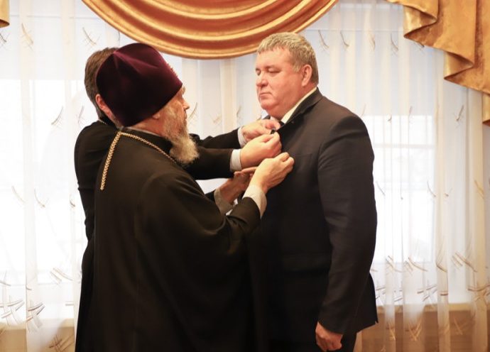 Митрополит Тульский и Ефремовский Алексий вручил главе администрации Тулы награду — Медаль Русской Православной Церкви «За милосердие и благотворительность».