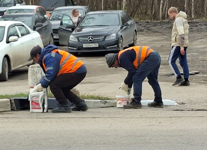 В Туле красят бордюры и ограждения к майским праздникам