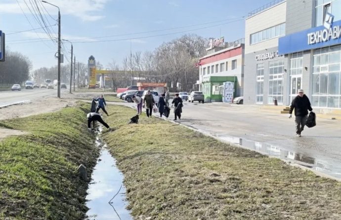Сегодня, 4 апреля, на уборку города вышли работники городской администрации, депутаты Тульской городской Думы — члены фракции «Единая Россия», сотрудники школ, учреждений культуры и спорта, муниципальных и промышленных предприятий, представители бизнеса, торговли и просто жители города.