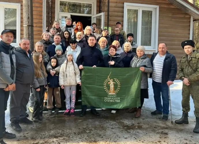 В течение двух дней 50 человек, включая пятерых детей, отдыхали на базе в Алексинском районе. Для них организовали групповые тренинги и индивидуальные консультации с опытными психологами, психотерапевтами и другими специалистами.