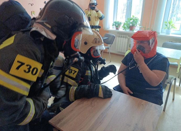 В доме социального обслуживания Суворовского района прошли учения спасателей