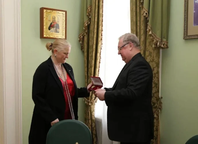 Памятный знак «Ордена Великой княгини Елисаветы Фёдоровны» вручили директору музея «Поленово» Наталье Поленовой