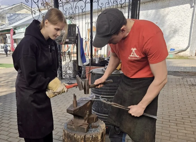 В ремесленном дворе "Добродей" туляков научили  ковать