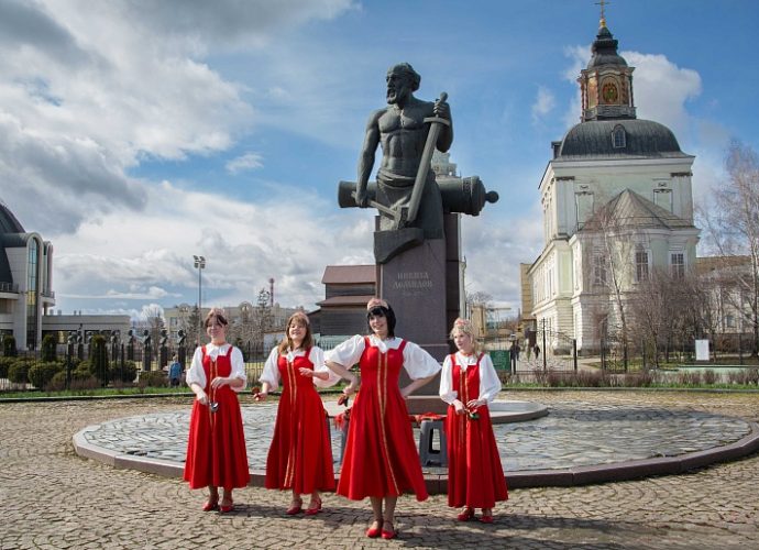370 лет Никите Демидову: в Туле прошли торжества с выставкой чугунного литья и возложением цветов