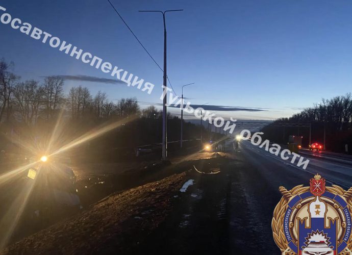 Ночью 28 апреля на 267-м километре автодороги М-2 «Крым» в Чернском районе произошла авария. 