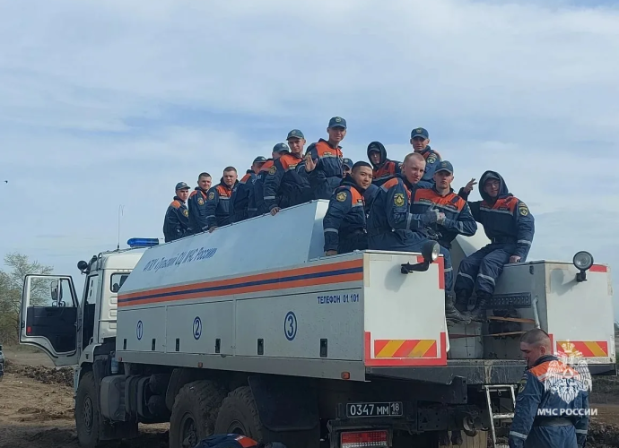 Тульские спасатели продолжают помогать Дагестану справляться с последствиями паводка