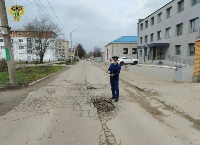 Прокуратура обязала Новомосковск привести в порядок 15 разбитых дорог