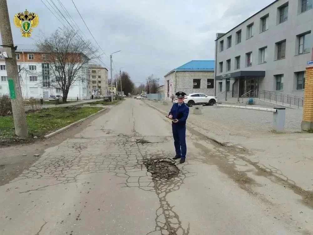 Прокуратура обязала Новомосковск привести в порядок 15 разбитых дорог