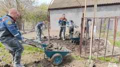 Тульские спасатели откачивают воду из дагестанских домов