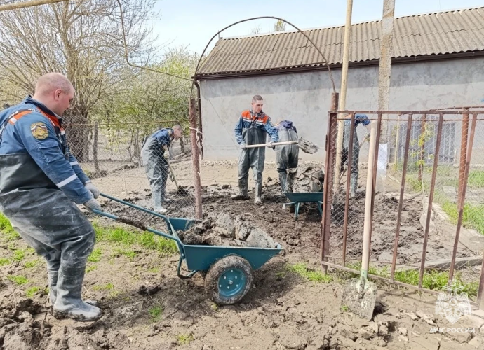 Тульские спасатели откачивают воду из дагестанских домов