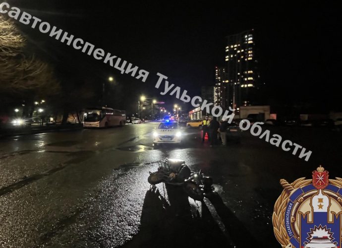 29 апреля около 20:20 возле дома № 100 по улице Обронной в Туле произошло ДТП.
