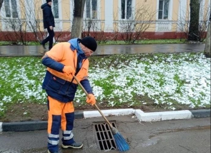 В Туле после дождей прочищают ливневки