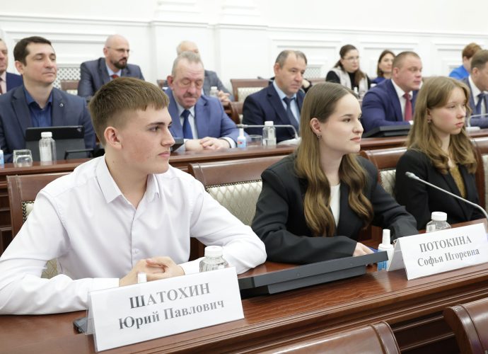 Дмитрий Миляев поручил усилить профориентацию школьников с участием предприятий и создать президиум молодёжных объединений