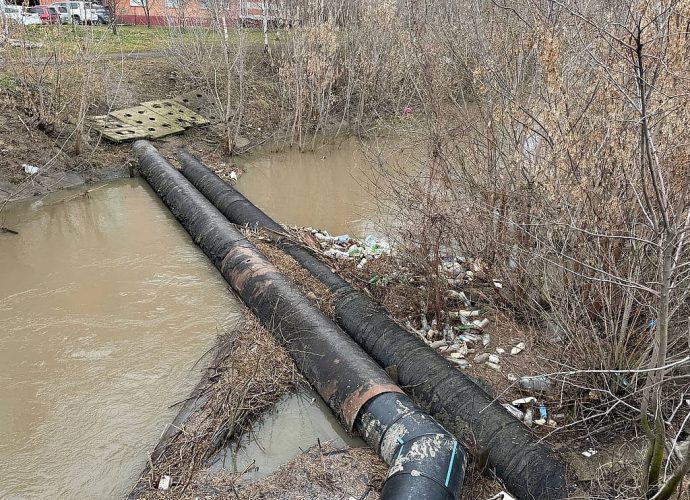 В Туле после весеннего паводка на реке Воронке в районе моста на Красноармейском проспекте вновь скопилась куча мусора.