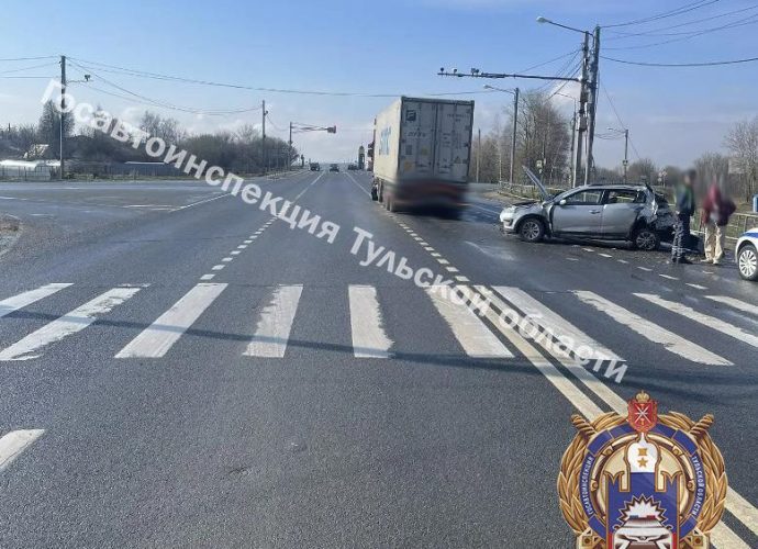 На трассе М-2 «Крым» в Щёкинском районе фура врезалась в легковушку