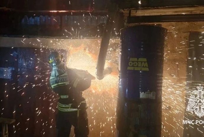 В Донском из горящей квартиры спасли четырёх человек