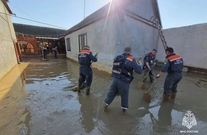 Тульские спасатели в Дагестане расчищают территорию и откачивают ил