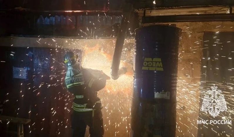 В Донском из горящей квартиры спасли четырёх человек