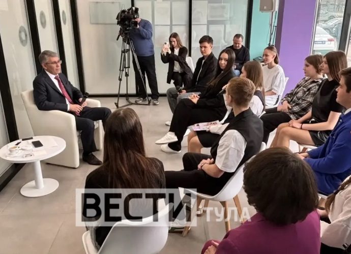 Активисты Детского общественного совета при уполномоченном по правам ребёнка в Тульской области встретились с губернатором Дмитрием Миляевым, чтобы рассказать о своих проектах и инициативах.