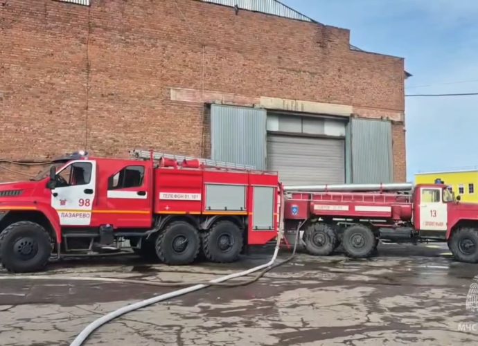 Пожарные ликвидировали открытое горение на складе в Щёкино
