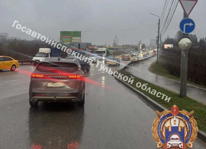 Тулячка на кроссовере врезалась в припаркованную машину с человеком внутри
