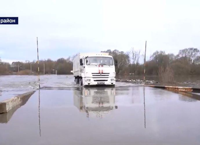 Это летом здесь настоящая живописная благодать. Любимое место тульских рыбаков, и даже байдарочники традиционно на этом берегу разбивают свой лагерь. Ну а по весне приходит вода. И жители Никольского, а также сотрудники которые работают на предприятиях на том берегу, обычно попадают в водный плен. И где вчера ещё был мост, сегодня бушует стихия.