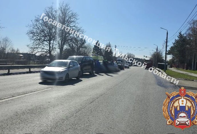На Московском шоссе в Туле столкнулись три автомобиля