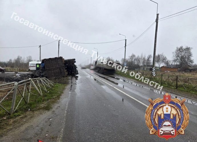 В Узловском районе молодой человек не справился с управлением грузовика и улетел в кювет