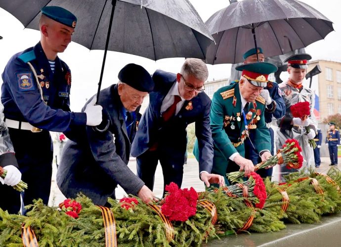 В Туле возложили цветы к воинским мемориалам