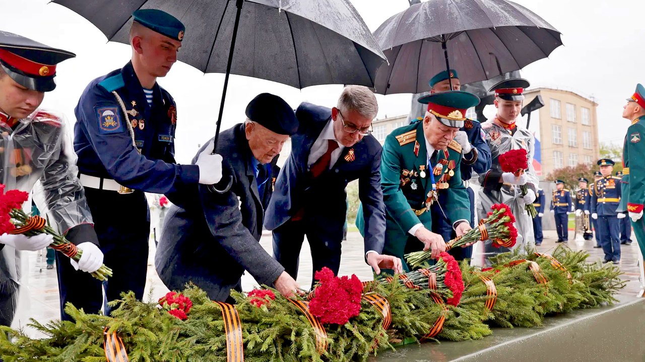 В Туле возложили цветы к воинским мемориалам