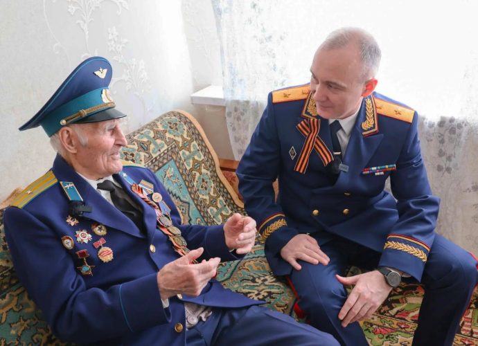 Руководитель тульского СК и кадеты навестили ветерана Великой Отечественной войны Василия Денисова