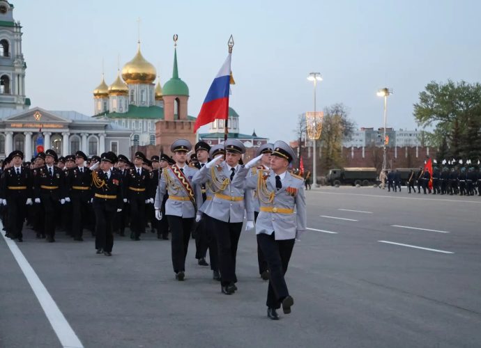 На площади Ленина в Туле прошла масштабная репетиция Парада в честь 81-й годовщины Победы. В общей тренировке приняли участие около 1000 человек, включая парадные расчёты УМВД России по Тульской области и Главного управления МЧС России по Тульской области.