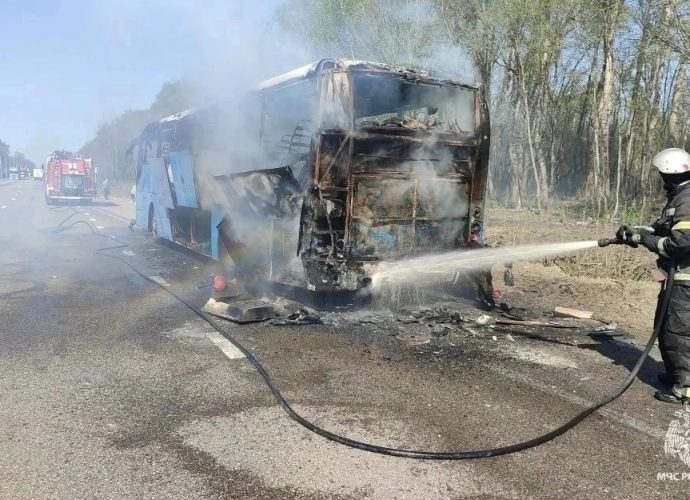 Сегодня утром, около 9:47, на 37-м километре автодороги Тула — Новомосковск в районе съезда на Тулу с трассы М-4 загорелся автобус. 