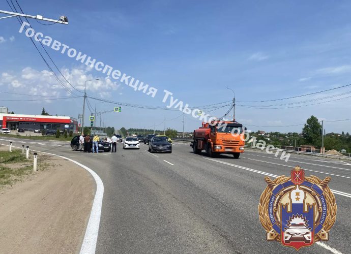 Под Тулой две легковушки не поделили дорогу - пострадали два человека