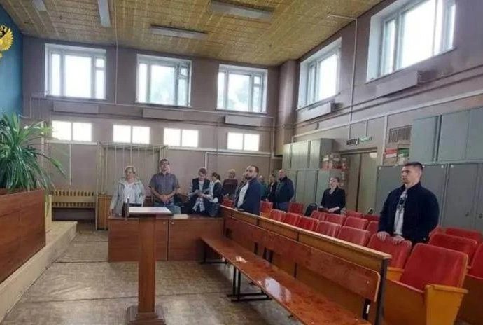 Щёкинский межрайонный суд вынес приговор в отношении 13 жителей региона в возрасте от 27 до 43 лет. Все они признаны виновными по части 3 статьи 171.2 УК РФ (организация и проведение азартных игр вне игорной зоны с использованием интернета и средств связи, совершённые организованной группой с извлечением дохода в крупном размере).