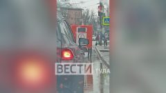 В начале апреля туляки начали делиться в соцсетях фото и видео с участием путешественника Саши Коня. То, что он тащил на себе конную повозку, вызвало интерес у жителей. К несчастью, стало известно, что путешественник погиб в ходе вражеской атаки.