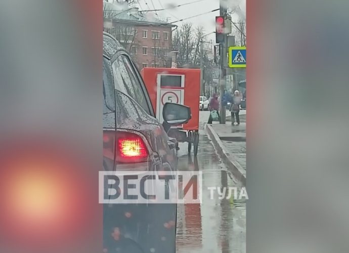 В начале апреля туляки начали делиться в соцсетях фото и видео с участием путешественника Саши Коня. То, что он тащил на себе конную повозку, вызвало интерес у жителей. К несчастью, стало известно, что путешественник погиб в ходе вражеской атаки.