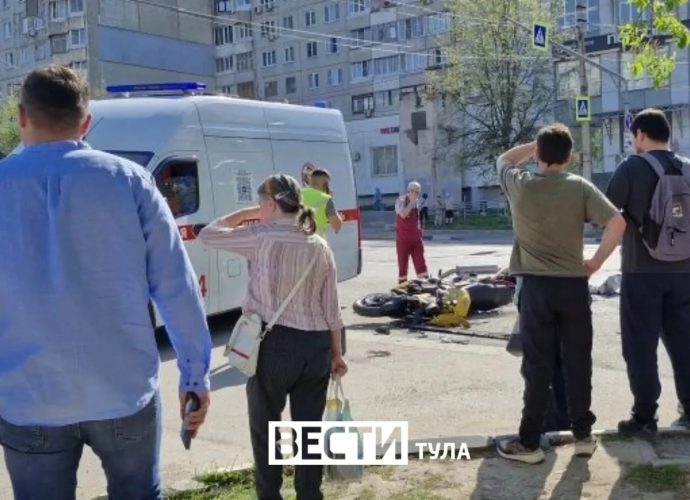 7 мая в Туле на улице Фрунзе произошло ДТП с участием мотоцикла и внедорожника.