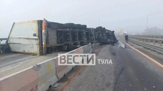 На 163-м километре федеральной трассы М-4 «Дон» произошло ДТП, осложнившее движение транспорта.