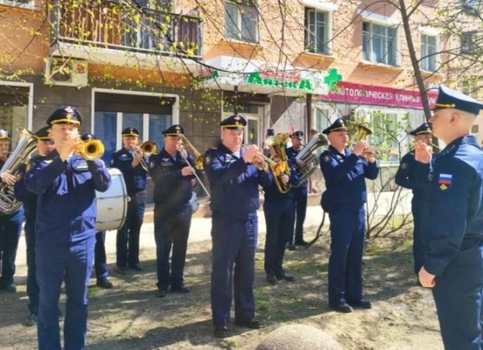 Первый парад прошел у дома ветерана Ивана Федосеева