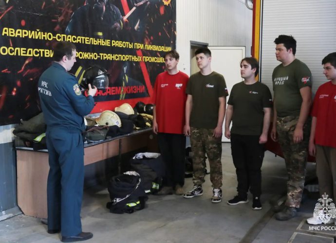 На базе 4-й пожарно-спасательной части в Туле прошёл инструктаж для волонтёров по тушению природных пожаров.