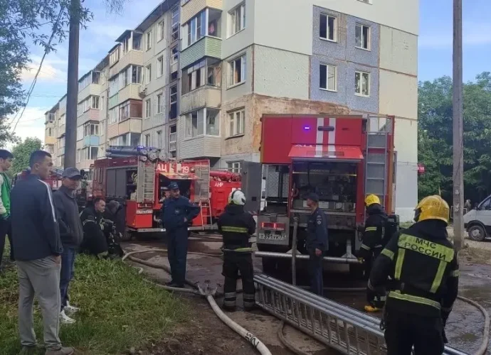 На Гарнизонном проезде пожарные спасли восемь человек из горящей пятиэтажки