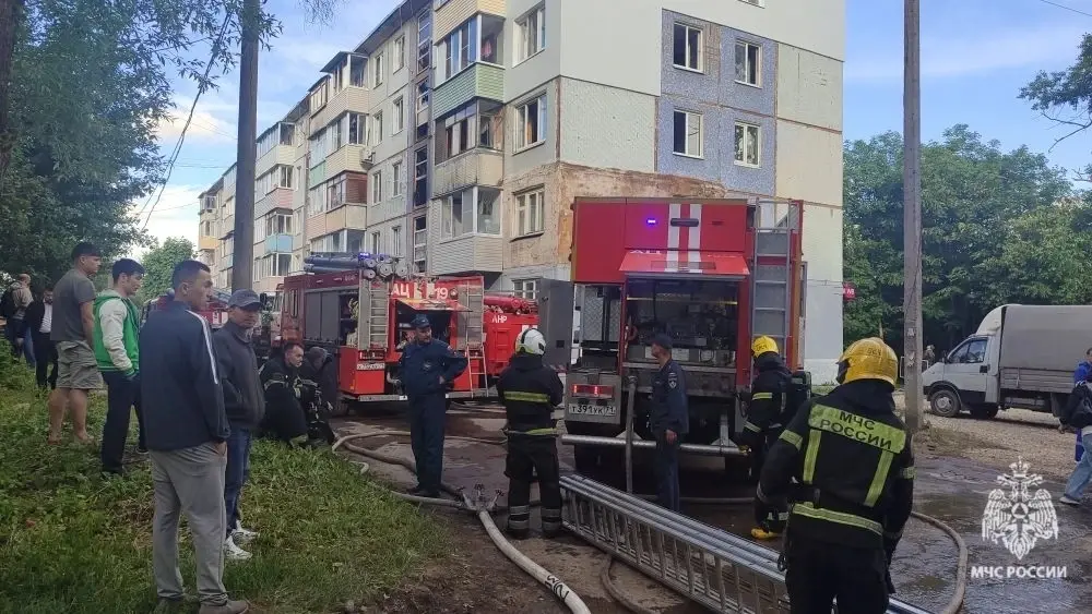 На Гарнизонном проезде пожарные спасли восемь человек из горящей пятиэтажки На Гарнизонном проезде пожарные спасли восемь человек из горящей пятиэтажки