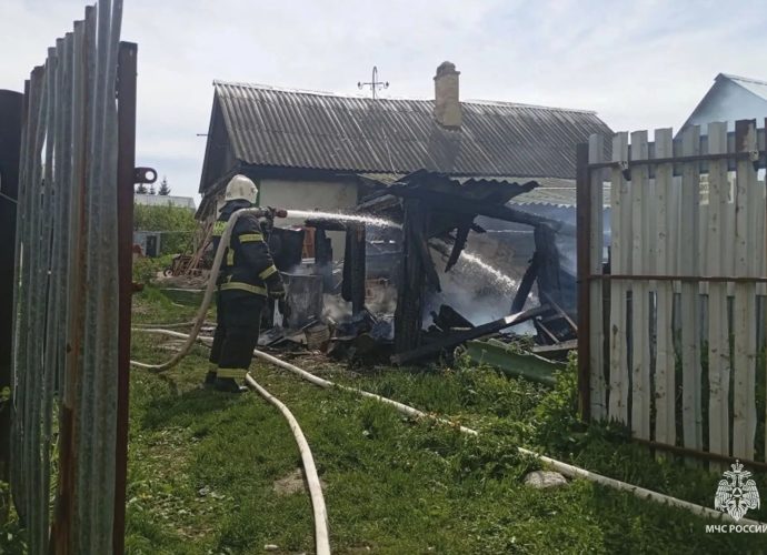 За минувшие сутки в Тульской области спасатели ликвидировали два техногенных пожара.