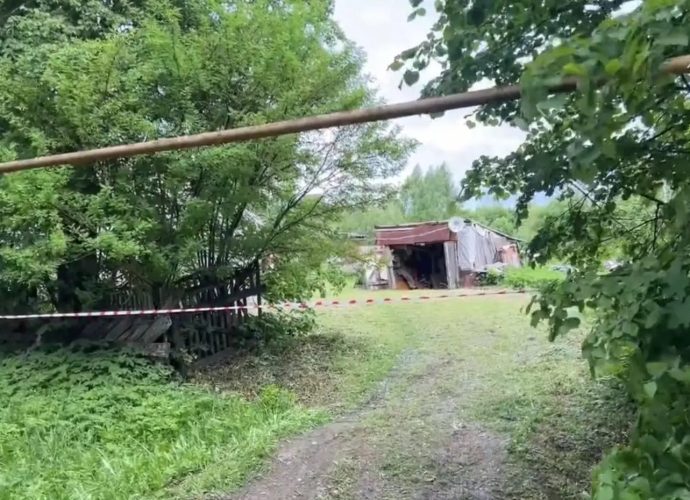 Следственные органы СК России по Тульской области возбудили уголовное дело по факту убийства 54-летней женщины, а также покушения на убийство двух малолетних детей и их родственницы.