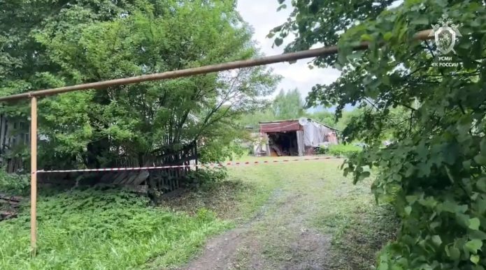 В Тульской области расследуют нападение на семью: погибла женщина, пострадали дети Следственные органы СК России по Тульской области возбудили уголовное дело по факту убийства 54-летней женщины, а также покушения на убийство двух малолетних детей и их родственницы.