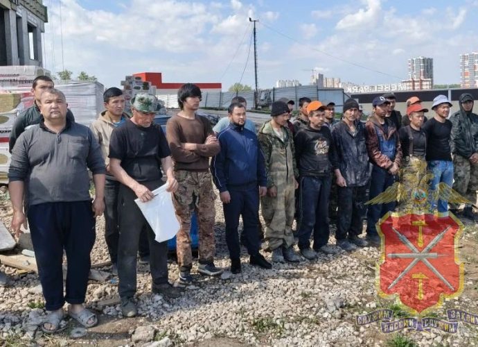Сотрудники патрульно-постовой службы УМВД России по Туле совместно с подразделениями по вопросам миграции и участковыми провели рейды по всем территориальным округам города.