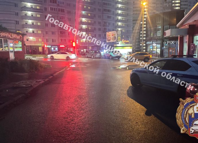 На улице Седова в Туле пьяный самокатчик перевернулся с пассажиром