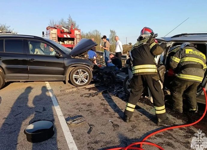 Спасатели вырезали пострадавших из машин после лобового ДТП под Киреевском